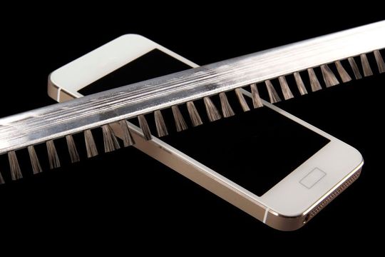 Die Antikstatik-Bürsten mit Edelstahlbesatz von Kullen-Koti gelten als wirtschaftliche Lösung für die Entladung großer Flächen wie sie in Kunststoff-Verpackungsmaschinen oder bei der Verarbeitung von Papieren und Folien anzutreffen sind.