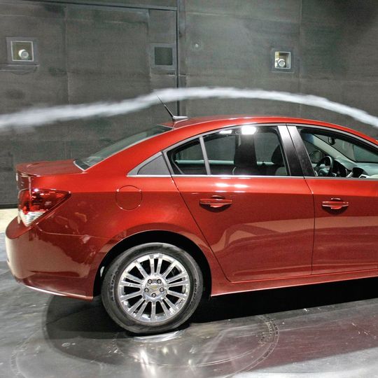 Während die Automobilhersteller die Optimierung der Aerodynamik für minimalen Fahrwiderstand gut im Griff haben, stellt die Reduzierung der Windgeräusche nach wie vor eine große Herausforderung dar. Während die Automobilhersteller die Optimierung der Aerodynamik für minimalen Fahrwiderstand gut im Griff haben, stellt die Reduzierung der Windgeräusche nach wie vor eine große Herausforderung dar.