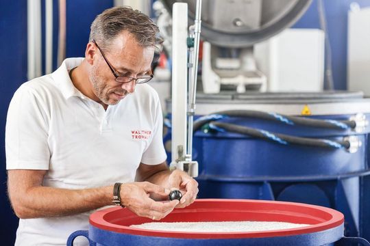 Die neue Polierpaste trowapast PKC von Walther Trowal eignet sich auch für das Gleitschleifen von Implantaten. Die neue Polierpaste trowapast PKC von Walther Trowal eignet sich auch für das Gleitschleifen von Implantaten.