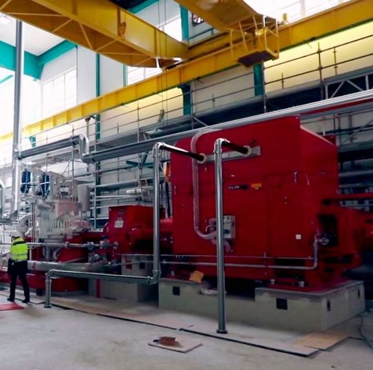 Szene aus dem neuen Film zur Modernisierung des Kraftwerks: Die Dampfturbine mit Generator an ihrem Standort im Kraftwerk: für Einbau und Anschluss an das bestehende Rohrleitungsnetz war eine enge und detaillierte Abstimmung zwischen ISG Engineering, ISGT und dem Kraftwerkbetreiber Ver- und Entsorgung nötig. Die Rohre im Bild sind eine Animation, da zum Zeitpunkt der Aufnahme die Anschlussarbeiten noch nicht abgeschlossen waren. Szene aus dem neuen Film zur Modernisierung des Kraftwerks: Die Dampfturbine mit Generator an ihrem Standort im Kraftwerk: für Einbau und Anschluss an das bestehende Rohrleitungsnetz war eine enge und detaillierte Abstimmung zwischen ISG Engineering, ISGT und dem Kraftwerkbetreiber Ver- und Entsorgung nötig. Die Rohre im Bild sind eine Animation, da zum Zeitpunkt der Aufnahme die Anschlussarbeiten noch nicht abgeschlossen waren.