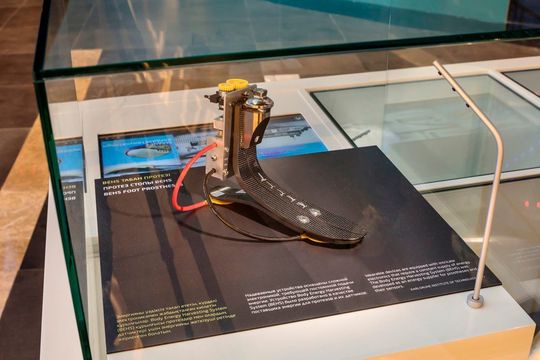 KIT-Forscher wollen die Körperengerie nutzen und in Strom umwandeln, um damit transportale Elektrogeräte wie Smartphones oder Herzschrittmacher zu betreiben. Ein Beispiel hierfür ist eine Fußprothese. KIT-Forscher wollen die Körperengerie nutzen und in Strom umwandeln, um damit transportale Elektrogeräte wie Smartphones oder Herzschrittmacher zu betreiben. Ein Beispiel hierfür ist eine Fußprothese.