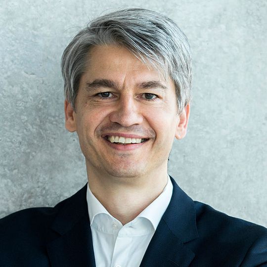 Mit Benedikt Schell als Chief Experience Officer erweitert Daimler Financial Services seinen Vorstand um einen neuen Geschäftsbereich. Mit Benedikt Schell als Chief Experience Officer erweitert Daimler Financial Services seinen Vorstand um einen neuen Geschäftsbereich.