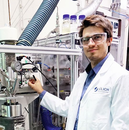 Holger Jorschick an der Laboranlage zur Chemischen Wasserstoffspeicherung am Helmholtz-Institut Erlangen-Nürnberg für Erneuerbare Energien. Holger Jorschick an der Laboranlage zur Chemischen Wasserstoffspeicherung am Helmholtz-Institut Erlangen-Nürnberg für Erneuerbare Energien.