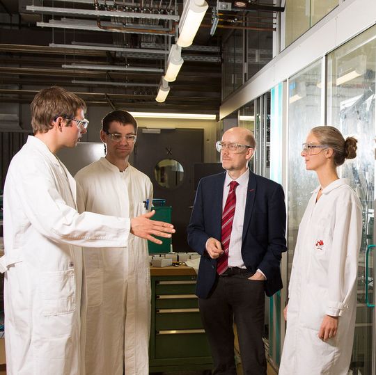 Jens Dreimann, Michael Jokiel, Prof. Dr. Kai Sundmacher und Stefanie Markstein (v.li.) besprechen am Versuchsreaktor die letzten Details vor dessen Überführung nach Dortmund. Jens Dreimann, Michael Jokiel, Prof. Dr. Kai Sundmacher und Stefanie Markstein (v.li.) besprechen am Versuchsreaktor die letzten Details vor dessen Überführung nach Dortmund.