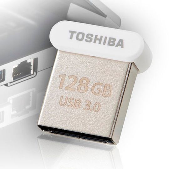 Nur etwa fingernagelgroß: Der Toshiba TransMemory U364. Nur etwa fingernagelgroß: Der Toshiba TransMemory U364.