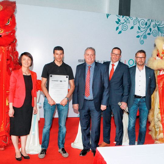 L to R: Haifang Wei (CFO Meusburger Wuxi), Daniel Fuchs (Member of Executive Board, Meusburger), Adrian Low (CEO Meusburger Wuxi), Udo Fuchslocher (CEO PSG) Stefan Dür (Head of Sales, Meusburger). L to R: Haifang Wei (CFO Meusburger Wuxi), Daniel Fuchs (Member of Executive Board, Meusburger), Adrian Low (CEO Meusburger Wuxi), Udo Fuchslocher (CEO PSG) Stefan Dür (Head of Sales, Meusburger).