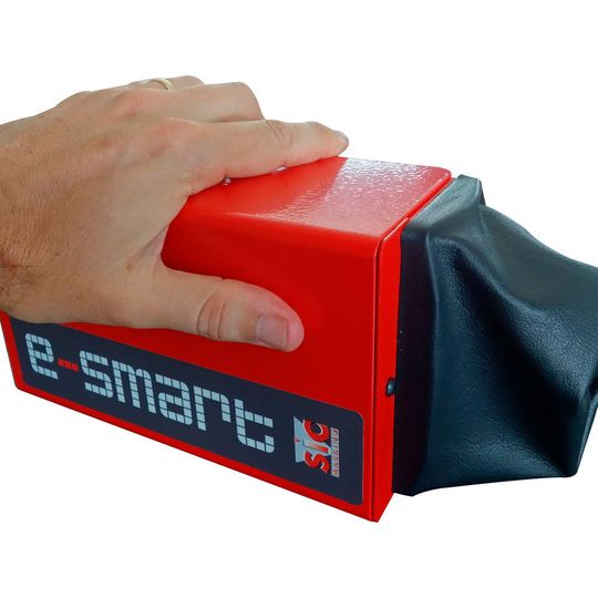 Dieser neuartige Nadelpräger von Sic Marking bringt seinen eigenen Controller gleich mit. Dieser neuartige Nadelpräger von Sic Marking bringt seinen eigenen Controller gleich mit.
