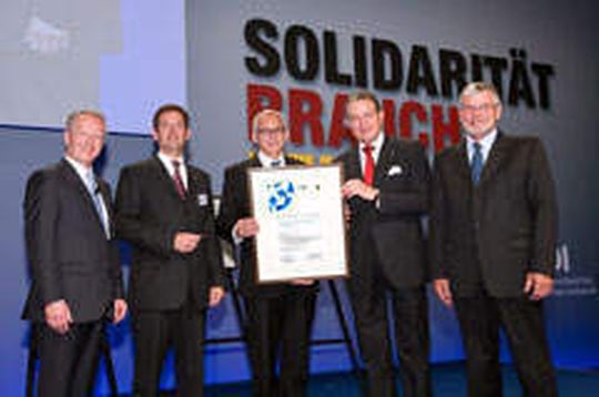Bayer erhält für die Sauerstoffverzehrkathoden-Technologie den Umweltpreis. (Links: Werner Schnappauf, BDI-Hauptgeschäftsführer, 2.von links: Dr. Wolfgang Große Entrup, Leiter Environment & Sustainability, Bayer AG, Mitte: Bayer-Vorstandsmitglied Dr. Wolfgang Plischke, Rechts neben ihm: BDI-Präsident Jürgen R. Thumann und Prof. Dr. Wilfried Bockelmann, Vorsitzender der Jury. Bild: Bayer AG) Bayer erhält für die Sauerstoffverzehrkathoden-Technologie den Umweltpreis. (Links: Werner Schnappauf, BDI-Hauptgeschäftsführer, 2.von links: Dr. Wolfgang Große Entrup, Leiter Environment & Sustainability, Bayer AG, Mitte: Bayer-Vorstandsmitglied Dr. Wolfgang Plischke, Rechts neben ihm: BDI-Präsident Jürgen R. Thumann und Prof. Dr. Wilfried Bockelmann, Vorsitzender der Jury. Bild: Bayer AG)