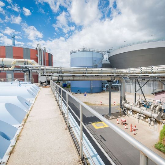 Verschiedene Bereiche der Abwasserreinigungsanlage im Industriepark Höchst (von links): Die abgedeckten Becken der Hochlaststufe, der Pufferbehälter, der Denitrifikationsbehälter und einer der Biohochreaktoren. Verschiedene Bereiche der Abwasserreinigungsanlage im Industriepark Höchst (von links): Die abgedeckten Becken der Hochlaststufe, der Pufferbehälter, der Denitrifikationsbehälter und einer der Biohochreaktoren.