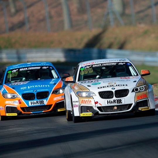 Die BMW M235i der gleichnamigen Cup-Serie fahren auch in der nächsten Saison mit Rennreifen von Dunlop. Die BMW M235i der gleichnamigen Cup-Serie fahren auch in der nächsten Saison mit Rennreifen von Dunlop.