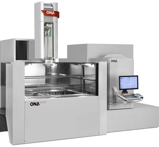 Die Drahterodiermaschine AV100 von Ona Electroerosion aus Spanien wurde zur Fertigung großer Räder für die Turbinenindustrie konzipiert. Die Drahterodiermaschine AV100 von Ona Electroerosion aus Spanien wurde zur Fertigung großer Räder für die Turbinenindustrie konzipiert.