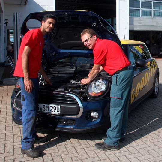 Aref Sadeghi (li.), Flüchtling aus Afghanistan, hat bei Markus Schulligen eine Ausbildung zum Kfz-Mechatroniker begonnen. Aref Sadeghi (li.), Flüchtling aus Afghanistan, hat bei Markus Schulligen eine Ausbildung zum Kfz-Mechatroniker begonnen.