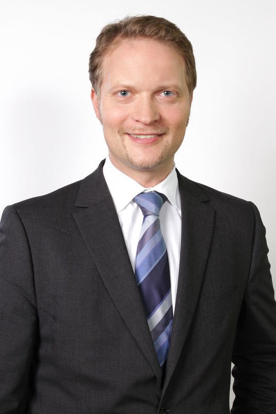 Als neuen Geschäftsführer hat der Spectaris-Vorstand Herrn Jörg Mayer berufen, der zum Jahreswechsel den Bundesverband Solarwirtschaft verlässt. Als neuen Geschäftsführer hat der Spectaris-Vorstand Herrn Jörg Mayer berufen, der zum Jahreswechsel den Bundesverband Solarwirtschaft verlässt.