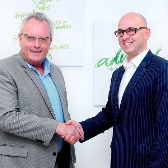 Bernd Struck (l.), Senior Vice President UAE Cargo & DWC Airline Services (dnata) und Michael Schneider, CEO Regionalgesellschaft SPPAL in Dubai, besiegeln den Auftrag per Handschlag. Bernd Struck (l.), Senior Vice President UAE Cargo & DWC Airline Services (dnata) und Michael Schneider, CEO Regionalgesellschaft SPPAL in Dubai, besiegeln den Auftrag per Handschlag.