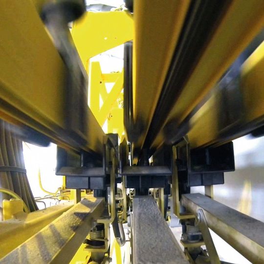 Neuer Blickwinkel: Videoanalyse eines schwer zugänglichen Schleifleitungssystems. Neuer Blickwinkel: Videoanalyse eines schwer zugänglichen Schleifleitungssystems.