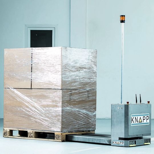 Open Shuttle Fork nimmt Paletten direkt vom Boden auf und transportiert sie sicher und flexibel durch das Lager. Open Shuttle Fork nimmt Paletten direkt vom Boden auf und transportiert sie sicher und flexibel durch das Lager.