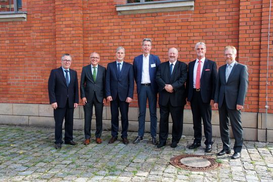 VDMA: Die erste Mitgliederversammlung nach Gründung des Fachverbands Electronics, Micro and Nano Technologies fand in Erlangen statt. Hier wurde auch der neue Vorstand der Fachabteilungen gewählt. VDMA: Die erste Mitgliederversammlung nach Gründung des Fachverbands Electronics, Micro and Nano Technologies fand in Erlangen statt. Hier wurde auch der neue Vorstand der Fachabteilungen gewählt.