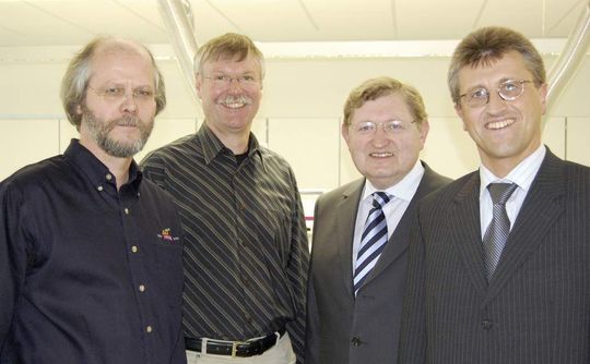 Gemeinsam arbeiten Büchi und Gerstel an einer Komplettlösung für die Fettanalytik (von links: Eberhard G. Gerstel, Ralf Bremer, Geschäftsführer von Gerstel, Dr. Jochen Knecht, Geschäftsführer Büchi Labortechnik, und Dr. Heinrich Meyer, Büchi-Verkaufsleiter Deutschland; Bild: Gerstel) Gemeinsam arbeiten Büchi und Gerstel an einer Komplettlösung für die Fettanalytik (von links: Eberhard G. Gerstel, Ralf Bremer, Geschäftsführer von Gerstel, Dr. Jochen Knecht, Geschäftsführer Büchi Labortechnik, und Dr. Heinrich Meyer, Büchi-Verkaufsleiter Deutschland; Bild: Gerstel)
