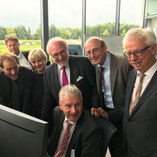 Vorne: Univ.-Prof. Dr. med. Gernot Marx (Telemedizinzentrums Uniklinik RWTH Aachen); Mitte (v. l.): Prof. Dr. med. Thomas H. Ittel (Uniklinik RWTH Aachen), Dr. Beate Wieland (Ministerium für Kultur und Wissenschaft des Landes NRW), Rudolf Henke (MdB, Präsident der Ärztekammer Nordrhein und Stellvertretender Vorsitzender des Gesundheitsausschusses des Deutschen Bundestages), Univ.-Prof. Dr. rer. nat. Stefan Uhlig (Uniklinik RWTH Aachen), Günter van Aalst (Techniker Krankenkasse NRW); hinten: Dipl.-Kfm. Peter Asché (Uniklinik RWTH Aachen) Vorne: Univ.-Prof. Dr. med. Gernot Marx (Telemedizinzentrums Uniklinik RWTH Aachen); Mitte (v. l.): Prof. Dr. med. Thomas H. Ittel (Uniklinik RWTH Aachen), Dr. Beate Wieland (Ministerium für Kultur und Wissenschaft des Landes NRW), Rudolf Henke (MdB, Präsident der Ärztekammer Nordrhein und Stellvertretender Vorsitzender des Gesundheitsausschusses des Deutschen Bundestages), Univ.-Prof. Dr. rer. nat. Stefan Uhlig (Uniklinik RWTH Aachen), Günter van Aalst (Techniker Krankenkasse NRW); hinten: Dipl.-Kfm. Peter Asché (Uniklinik RWTH Aachen)