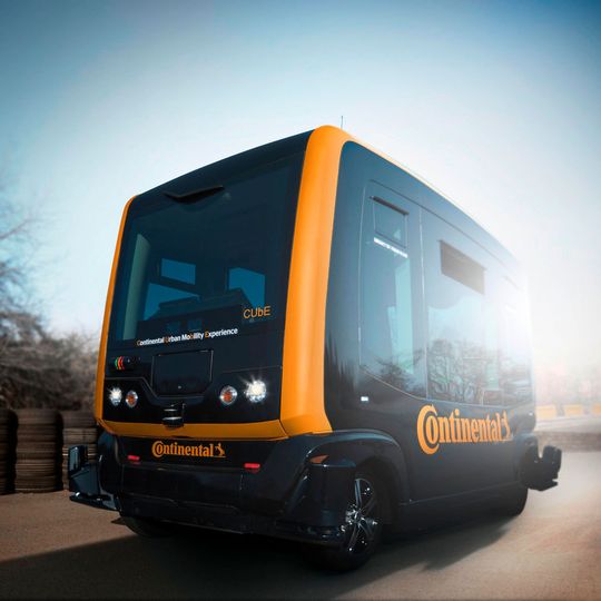 Mit der Entwicklungsplattform Cube testet Continental ein Robo-Taxi, das künftig den öffentlichen Nahverkehr ergänzen soll. Mit der Entwicklungsplattform Cube testet Continental ein Robo-Taxi, das künftig den öffentlichen Nahverkehr ergänzen soll.