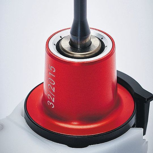 The red nozzle is locked in place quickly, it does not rotate and has no contact with the tool holder. The red nozzle is locked in place quickly, it does not rotate and has no contact with the tool holder.