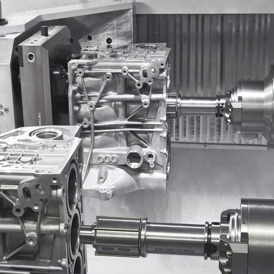Die ein- und zweispindligen Specht-Maschinen von MAG können mittels eigener Verstellspindel in Kombination mit Linearantrieben zusätzlich als vollwertige Honmaschinen eingesetzt werden. Die ein- und zweispindligen Specht-Maschinen von MAG können mittels eigener Verstellspindel in Kombination mit Linearantrieben zusätzlich als vollwertige Honmaschinen eingesetzt werden.