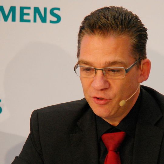 Uwe-Armin Ruttkamp, Leiter Machine Tool Systems bei Siemens: „Die Kombination aus fortschreitender Digitaliiserung und innovativer Automatisierungstechnik ist der Schlüssel zu nachhaltig verbesserter Wettbewerbsfähigkeit.“ Uwe-Armin Ruttkamp, Leiter Machine Tool Systems bei Siemens: „Die Kombination aus fortschreitender Digitaliiserung und innovativer Automatisierungstechnik ist der Schlüssel zu nachhaltig verbesserter Wettbewerbsfähigkeit.“