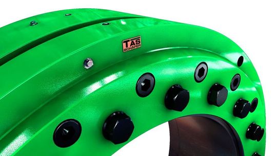 Die Schrumpfscheibe erzeugt eine spielfreie Verbindung, indem sie die Nabe auf die Welle presst.