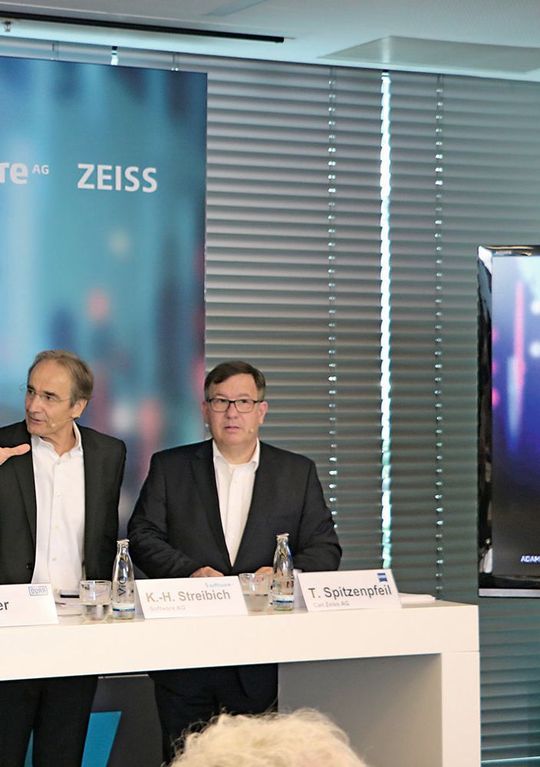 V.l.: Christian Thönes, Vorstandvorsitzender der DMG Mori AG, Ralf W. Dieter, Vorstandsvorsitzender der Dürr AG, Karl-Heinz Streibich, Vorstandsvorsitzender der Software AG und Thomas Spitzenpfeil, CFO und CIO der Zeiss Gruppe verkündeten am 5. September 2017 ihre strategische IIOT-Allianz. V.l.: Christian Thönes, Vorstandvorsitzender der DMG Mori AG, Ralf W. Dieter, Vorstandsvorsitzender der Dürr AG, Karl-Heinz Streibich, Vorstandsvorsitzender der Software AG und Thomas Spitzenpfeil, CFO und CIO der Zeiss Gruppe verkündeten am 5. September 2017 ihre strategische IIOT-Allianz.