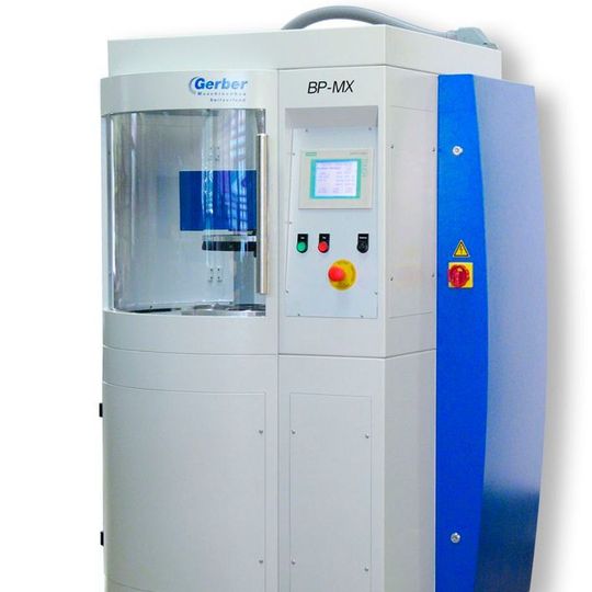 Die Gerber-Bürstmaschine BP-MX dient zur Schneidkantenpräparation. Die Gerber-Bürstmaschine BP-MX dient zur Schneidkantenpräparation.