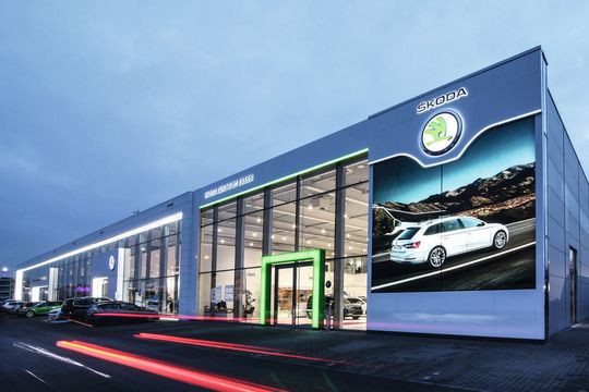 Unübersehbar im aktuellen Markenlook: das Skoda-Zentrum in Essen. Unübersehbar im aktuellen Markenlook: das Skoda-Zentrum in Essen.