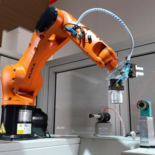 Mit ready2grip erhalten kleine und mittelständische Betriebe ein einfach zu integrierendes, vorkonfiguriertes Greiferpaket. Mit ready2grip erhalten kleine und mittelständische Betriebe ein einfach zu integrierendes, vorkonfiguriertes Greiferpaket.