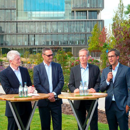 Nach zehn Jahren Abstinenz nimmt Thyssen Krupp in diesem Jahr wieder an der IAA teil. Im Bild (v.l.): Dr. Heinrich Hiesinger, Vorstandsvorsitzender der Thyssen Krupp AG, Bernhard Osburg, Leiter Sales Automotive, Thyssen Krupp Steel Europe AG, und Dr. Karsten Kroos, CEO Business Area Components Technology. Nach zehn Jahren Abstinenz nimmt Thyssen Krupp in diesem Jahr wieder an der IAA teil. Im Bild (v.l.): Dr. Heinrich Hiesinger, Vorstandsvorsitzender der Thyssen Krupp AG, Bernhard Osburg, Leiter Sales Automotive, Thyssen Krupp Steel Europe AG, und Dr. Karsten Kroos, CEO Business Area Components Technology.