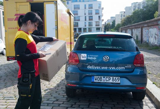 In einem zweistündigen Zeitfenster, das der Kunde selbst bei der Bestellung bestimmen kann, liefert DHL das Paket im Fahrzeug ab. In einem zweistündigen Zeitfenster, das der Kunde selbst bei der Bestellung bestimmen kann, liefert DHL das Paket im Fahrzeug ab.