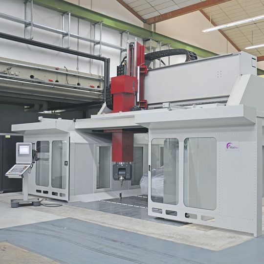 Die neue 5-Achs-Hochportal-Fräsmaschine Mattec 65-35-40 high bei Edag in Fulda: von Sirtec konzipiert für das dynamische Komplettbearbeiten/Schlichten von 1:1-Fahrzeugmodellen an bis zu sechs Seiten im bedienerlosen Betrieb. Die neue 5-Achs-Hochportal-Fräsmaschine Mattec 65-35-40 high bei Edag in Fulda: von Sirtec konzipiert für das dynamische Komplettbearbeiten/Schlichten von 1:1-Fahrzeugmodellen an bis zu sechs Seiten im bedienerlosen Betrieb.