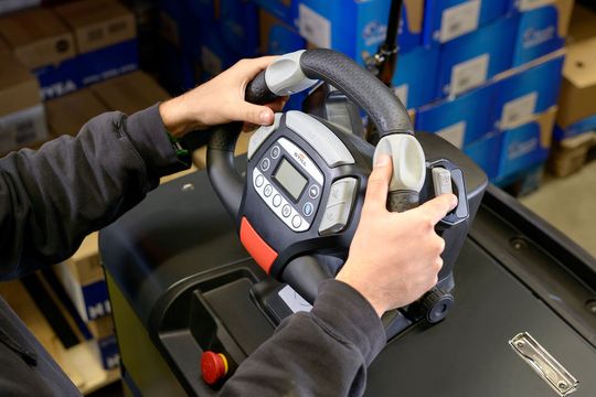 Das Still Easy Drive-Lenkrad kann vom Fahrer in allen Situationen perfekt umfasst werden – sogar beim Rückwärtsfahren.