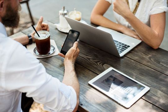 Innovation sind immer ein kooperativer Prozess. Unsere menschliche Fähigkeit, kooperieren zu können, braucht dafür nur den richtigen Impuls. Innovation sind immer ein kooperativer Prozess. Unsere menschliche Fähigkeit, kooperieren zu können, braucht dafür nur den richtigen Impuls.