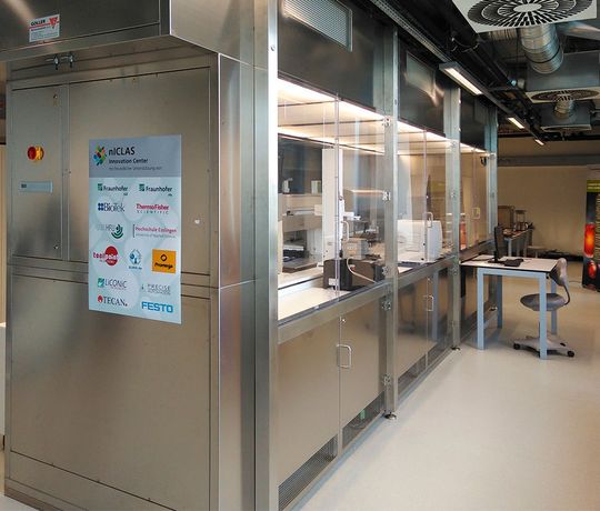 Außenansicht des Cellshare-Labors am Fraunhofer-Institut für Produktionstechnik und Automatisierung IPA. Außenansicht des Cellshare-Labors am Fraunhofer-Institut für Produktionstechnik und Automatisierung IPA.