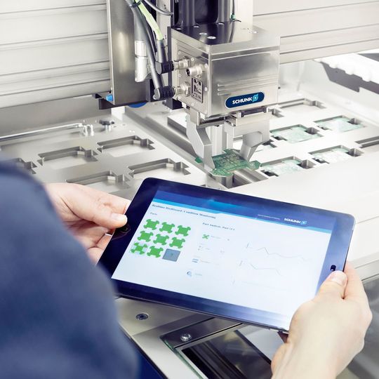 Mithilfe eines prototypisch integrierten Kraftmesssystems und einer speziellen Elektronik erfasst der Greifer Schunk EGL prozessintegriert in Echtzeit Angaben zur Größe des Bauteils, zu dessen Beschaffenheit und zu dessen Zustand. Mithilfe eines prototypisch integrierten Kraftmesssystems und einer speziellen Elektronik erfasst der Greifer Schunk EGL prozessintegriert in Echtzeit Angaben zur Größe des Bauteils, zu dessen Beschaffenheit und zu dessen Zustand.