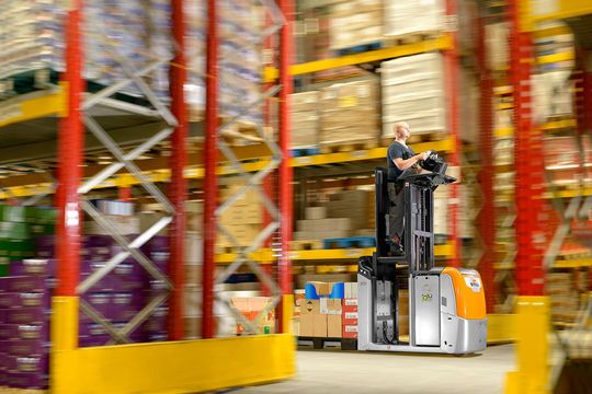 Durch effizientes „Diagonalfahren“ sparen Kunden Zeit beim Kommissionieren, die Umschlag- und Pickleistung geht stark nach oben.