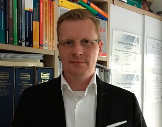 „Wenn ich eine Klinik davon überzeugen kann, dass sie durch den Einsatz eines neuen Produkts an mehreren Stellen Geld spart, dann hat dieses Produkt auch eine Chance auf Erstattung“, Alexander Wilke, Institut für evidenzbasiertes Gesundheits- & Versorgungsmanagement. „Wenn ich eine Klinik davon überzeugen kann, dass sie durch den Einsatz eines neuen Produkts an mehreren Stellen Geld spart, dann hat dieses Produkt auch eine Chance auf Erstattung“, Alexander Wilke, Institut für evidenzbasiertes Gesundheits- & Versorgungsmanagement.
