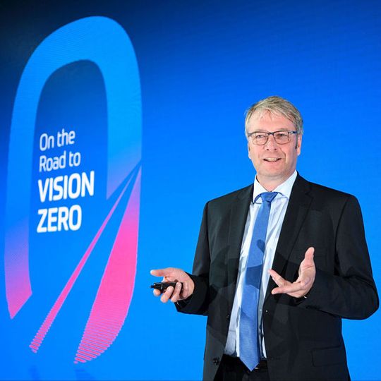 „Mit Baidu haben wir einen Partner gewonnen, der über hervorragende Expertise bei künstlicher Intelligenz, Big Data und bei cloudbasierten Lösungen verfügt“, sagt der ZF-Vorstandsvorsitzende Dr. Stefan Sommer. „Mit Baidu haben wir einen Partner gewonnen, der über hervorragende Expertise bei künstlicher Intelligenz, Big Data und bei cloudbasierten Lösungen verfügt“, sagt der ZF-Vorstandsvorsitzende Dr. Stefan Sommer.