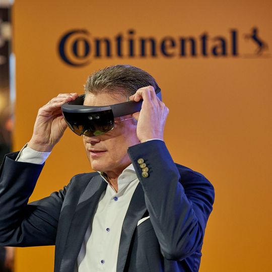 Continental-CEO Dr. Elmar Degenhart auf der IAA: Innovationen statt Quoten. Continental-CEO Dr. Elmar Degenhart auf der IAA: Innovationen statt Quoten.