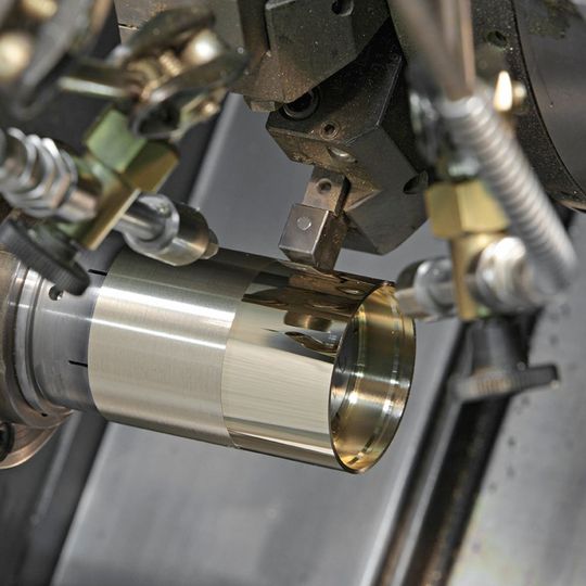 Diamantierprozess auf einer Drehmaschine: Das Diamantieren von Nichteisenmetallen ist die Dreh-/Fräsbearbeitung mit einem Diamanten. Sie erfordert ein besonderes Know-how im Unternehmen. Diamantierprozess auf einer Drehmaschine: Das Diamantieren von Nichteisenmetallen ist die Dreh-/Fräsbearbeitung mit einem Diamanten. Sie erfordert ein besonderes Know-how im Unternehmen.