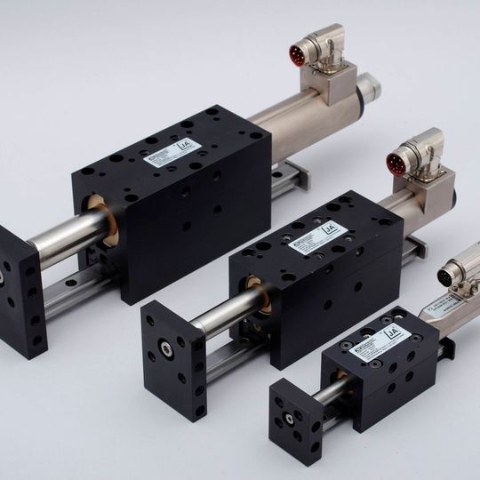 Die High-Dynamic-Linearmotor-Module der JA2 GmbH werden insgesamt in sieben Baugrößen angeboten. Das Bild zeigt drei davon. Die High-Dynamic-Linearmotor-Module der JA2 GmbH werden insgesamt in sieben Baugrößen angeboten. Das Bild zeigt drei davon.