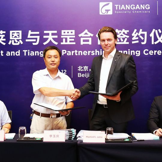 Martin John, Vice President BL Performance Additives von Clariant, und Yuqing Li, General Manager von Tiangang, nach der Unterzeichnung des Joint Venture Vertrags für die Produktion von High-End-Polymeradditiven in China. Martin John, Vice President BL Performance Additives von Clariant, und Yuqing Li, General Manager von Tiangang, nach der Unterzeichnung des Joint Venture Vertrags für die Produktion von High-End-Polymeradditiven in China.