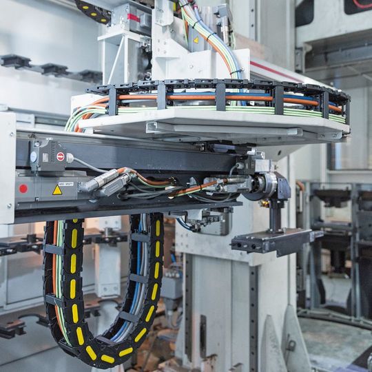 Immer wenn in der Industrie Kabel bewegt werden, kommen zu ihrem Schutz Schleppketten zum Einsatz – Zeit können die Anwender sparen, wenn sie diese fertig bestückt als komplette Systeme kaufen. Immer wenn in der Industrie Kabel bewegt werden, kommen zu ihrem Schutz Schleppketten zum Einsatz – Zeit können die Anwender sparen, wenn sie diese fertig bestückt als komplette Systeme kaufen.