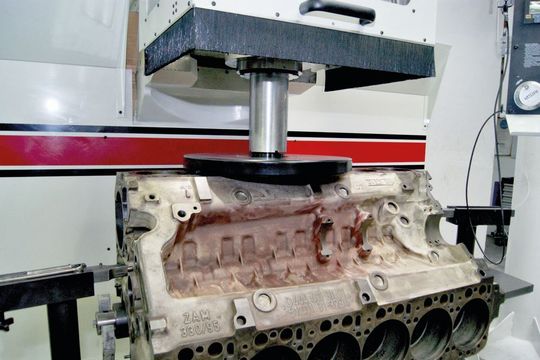 Plan und blank: Eine CNC-Fräsmaschine versetzt die beschädigte Zylinderdichtfläche eines MAN-V12-Diesels wieder in den ursprünglichen Zustand.