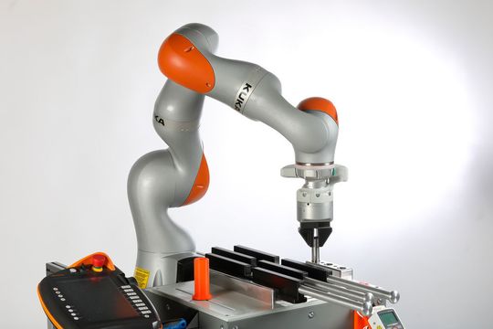 Der Labyrinth-Demonstrator von Kuka soll anschaulich sämtliche Funktionalitäten des Leichtbauroboters auf dem Kuka Flex Fellow zeigen. Der Labyrinth-Demonstrator von Kuka soll anschaulich sämtliche Funktionalitäten des Leichtbauroboters auf dem Kuka Flex Fellow zeigen.