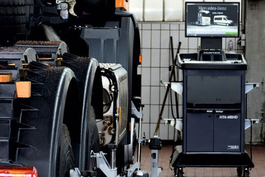Eine Spurvermessung sieht man nur selten in der Lkw-Werkstatt. Mit dem neuen DSP760T könnte sich das ändern, denn ein schlaues Feature erspart das mühsame Freiheben. Eine Spurvermessung sieht man nur selten in der Lkw-Werkstatt. Mit dem neuen DSP760T könnte sich das ändern, denn ein schlaues Feature erspart das mühsame Freiheben.